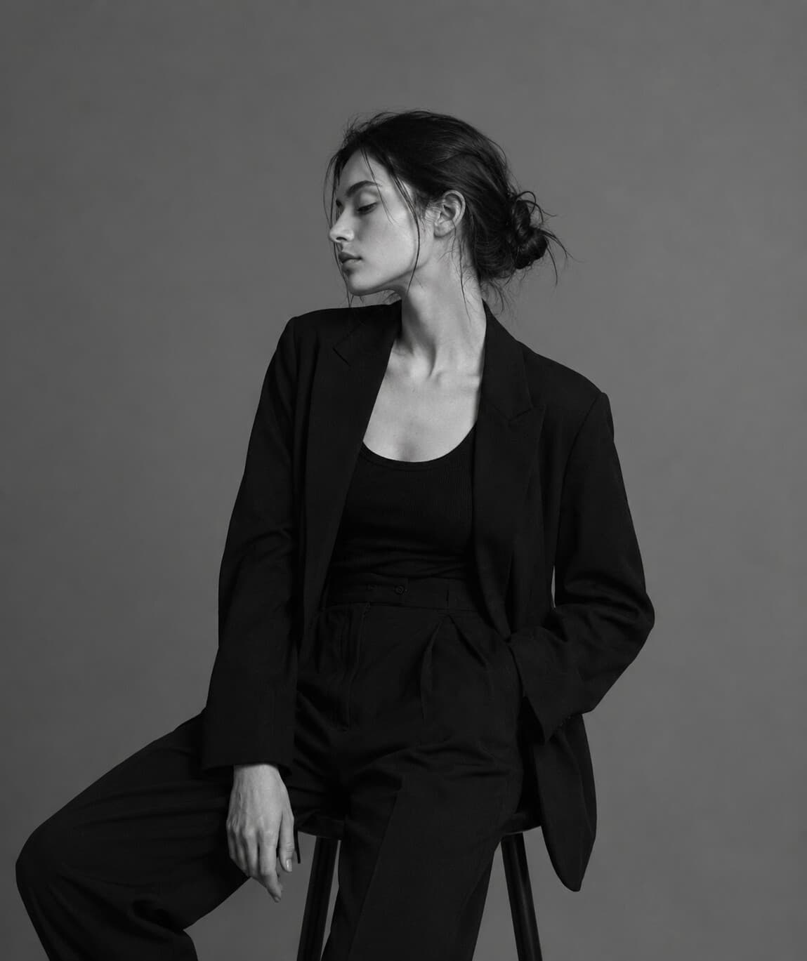 Черно-белый портрет женщины в спокойной editorial-стилистике